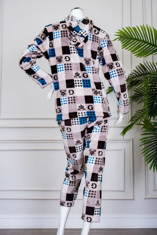 بيجاما نسائية شتوية قطعتين متعددة الألوان مزينة بحروف و ألوان متداخلة بتدرجات متعددة ياقة بقبعة متصلة و أزرار و بأكمام طويلة مع بنطلون طويل