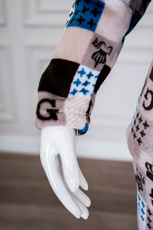 بيجاما نسائية شتوية قطعتين متعددة الألوان مزينة بحروف و ألوان متداخلة بتدرجات متعددة ياقة بقبعة متصلة و أزرار و بأكمام طويلة مع بنطلون طويل