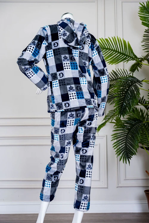 بيجاما نسائية شتوية قطعتين متعددة الألوان مزينة بحروف و ألوان متداخلة بتدرجات متعددة ياقة بقبعة متصلة و أزرار و بأكمام طويلة مع بنطلون طويل