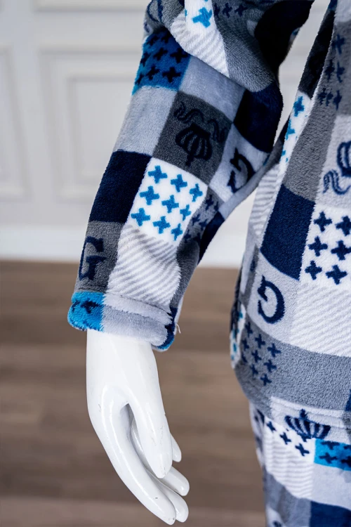 بيجاما نسائية شتوية قطعتين متعددة الألوان مزينة بحروف و ألوان متداخلة بتدرجات متعددة ياقة بقبعة متصلة و أزرار و بأكمام طويلة مع بنطلون طويل