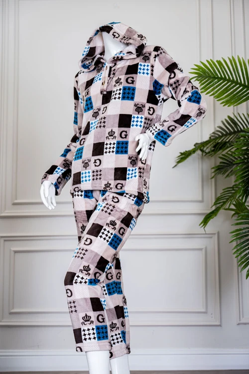 بيجاما نسائية شتوية قطعتين متعددة الألوان مزينة بحروف و ألوان متداخلة بتدرجات متعددة ياقة بقبعة متصلة و أزرار و بأكمام طويلة مع بنطلون طويل