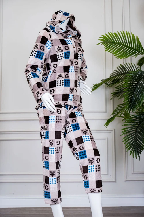 بيجاما نسائية شتوية قطعتين متعددة الألوان مزينة بحروف و ألوان متداخلة بتدرجات متعددة ياقة بقبعة متصلة و أزرار و بأكمام طويلة مع بنطلون طويل