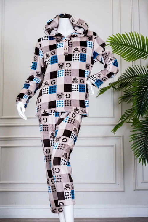 بيجاما نسائية شتوية قطعتين متعددة الألوان مزينة بحروف و ألوان متداخلة بتدرجات متعددة ياقة بقبعة متصلة و أزرار و بأكمام طويلة مع بنطلون طويل