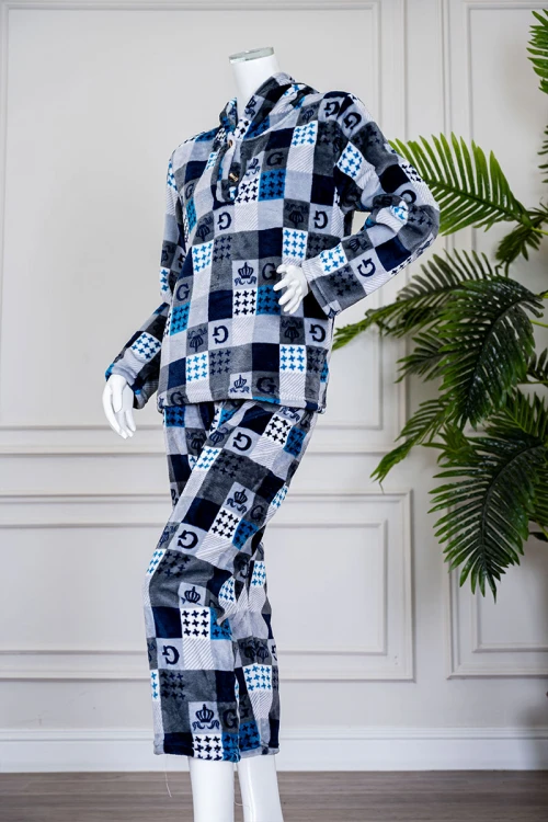 بيجاما نسائية شتوية قطعتين متعددة الألوان مزينة بحروف و ألوان متداخلة بتدرجات متعددة ياقة بقبعة متصلة و أزرار و بأكمام طويلة مع بنطلون طويل