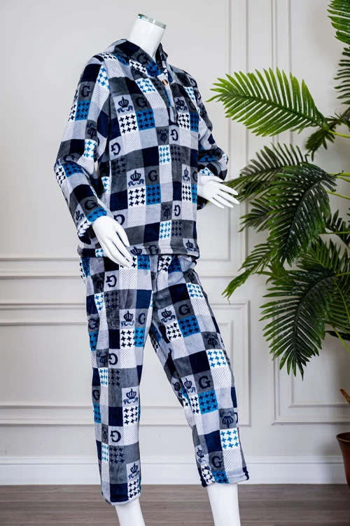 بيجاما نسائية شتوية قطعتين متعددة الألوان مزينة بحروف و ألوان متداخلة بتدرجات متعددة ياقة بقبعة متصلة و أزرار و بأكمام طويلة مع بنطلون طويل