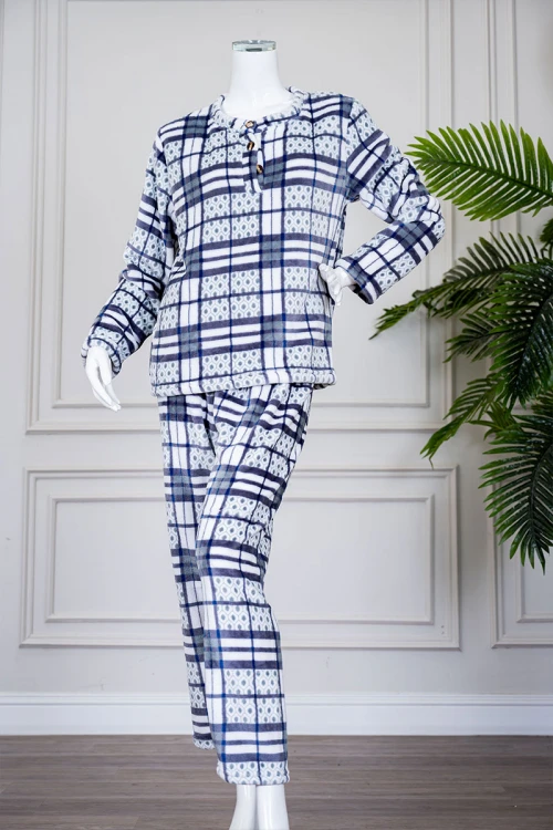 بيجاما نسائية شتوية قطعتين لون رصاصي مزينة بأشكال و ألوان متداخلة بتدرجات متعددة ياقة دائرية بأزرار و بأكمام طويلة مع بنطلون طويل