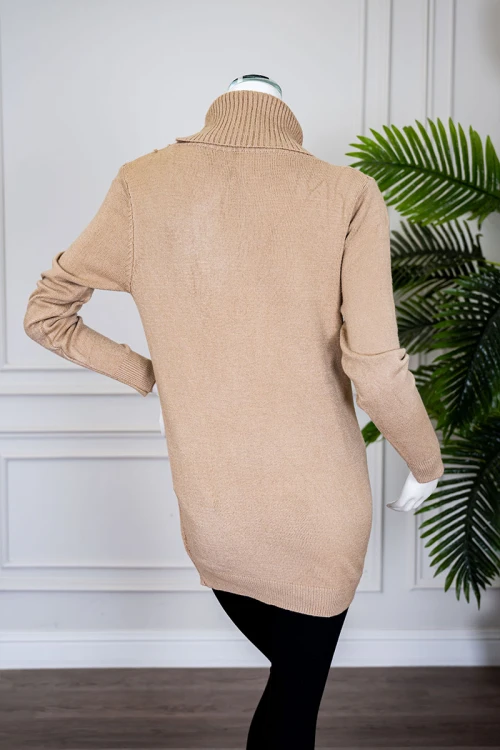 بلوزة نسائية شتوية لون بيج ياقة عالية بجيوب من الجانبين و بأكمام طويلة