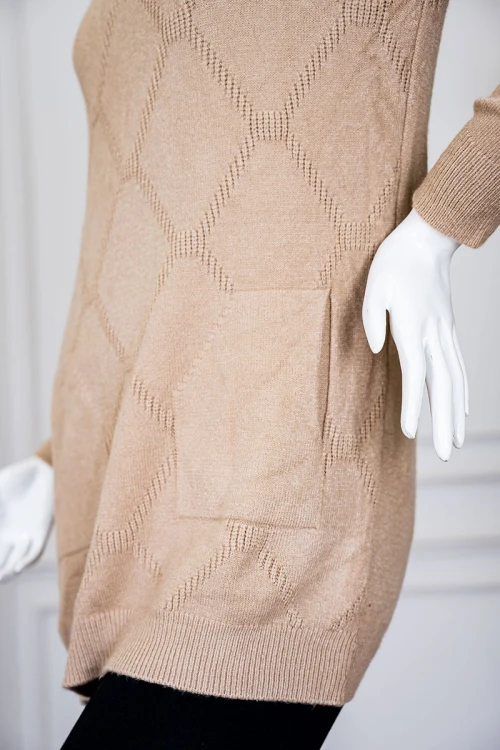 بلوزة نسائية شتوية لون بيج ياقة عالية بجيوب من الجانبين و بأكمام طويلة