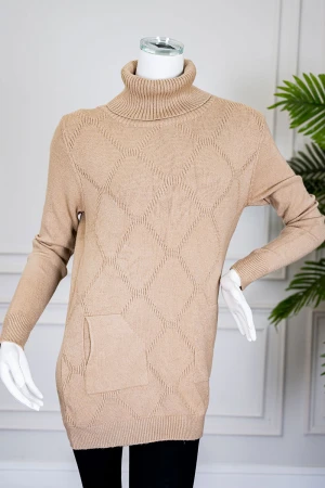 بلوزة نسائية شتوية لون بيج ياقة عالية بجيوب من الجانبين و بأكمام طويلة 