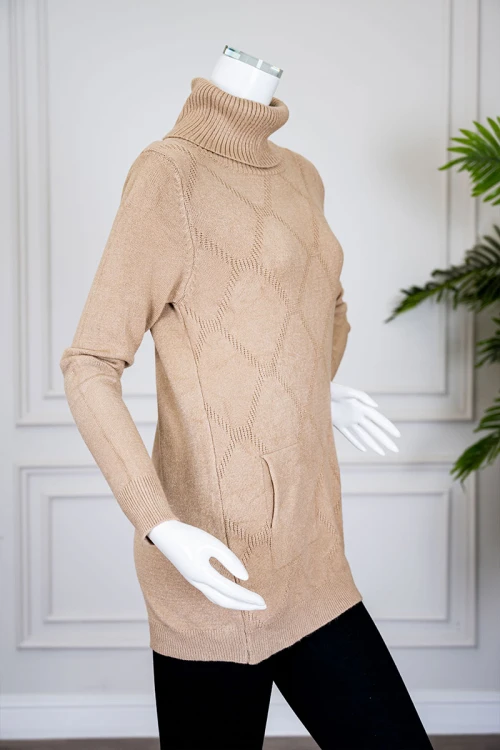 بلوزة نسائية شتوية لون بيج ياقة عالية بجيوب من الجانبين و بأكمام طويلة