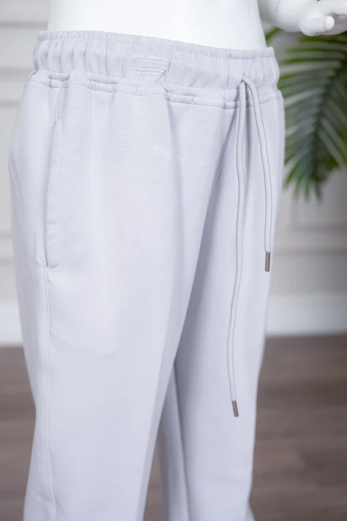 طقم بناتي شتوي قطعتين لون رمادي فاتح هودي بقبعة متصلة برباط و بجيوب الكنغر و أكمام طويلة مع بنطلون طويل برباط في الخصر و جيوب من الجانبين