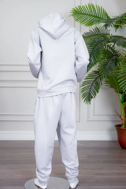 طقم بناتي شتوي قطعتين لون رمادي فاتح هودي بقبعة متصلة برباط و بجيوب الكنغر و أكمام طويلة مع بنطلون طويل برباط في الخصر و جيوب من الجانبين