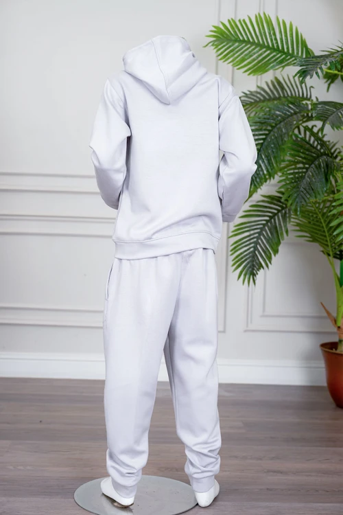 طقم بناتي شتوي قطعتين لون رمادي فاتح هودي بقبعة متصلة برباط و بجيوب الكنغر و أكمام طويلة مع بنطلون طويل برباط في الخصر و جيوب من الجانبين