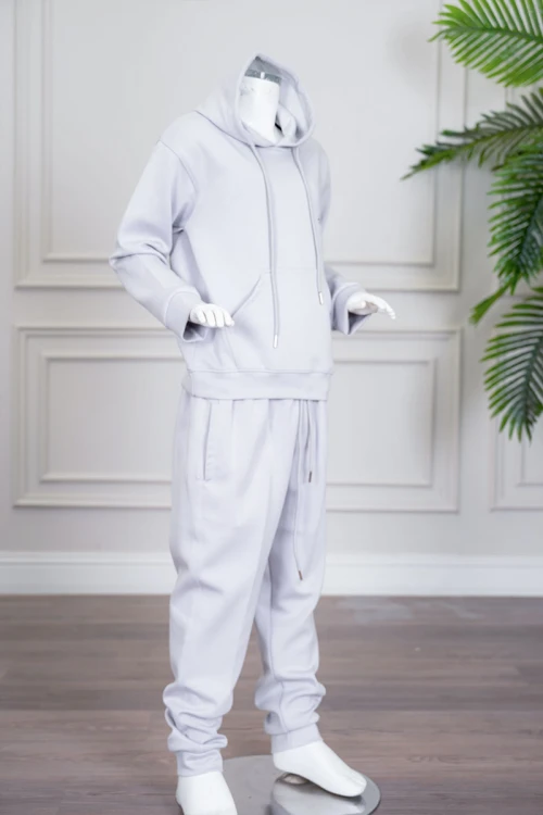 طقم بناتي شتوي قطعتين لون رمادي فاتح هودي بقبعة متصلة برباط و بجيوب الكنغر و أكمام طويلة مع بنطلون طويل برباط في الخصر و جيوب من الجانبين