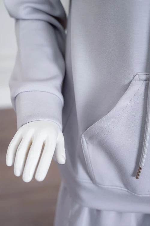 طقم بناتي شتوي قطعتين لون رمادي فاتح هودي بقبعة متصلة برباط و بجيوب الكنغر و أكمام طويلة مع بنطلون طويل برباط في الخصر و جيوب من الجانبين