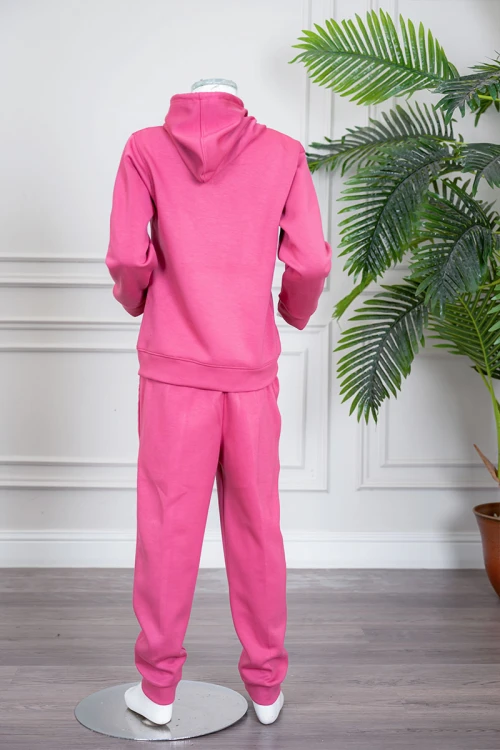 طقم بناتي شتوي قطعتين لون وردي هودي بقبعة متصلة برباط و بجيوب الكنغر و أكمام طويلة مزين بكتابات من الأمام  مع بنطلون طويل برباط في الخصر و جيوب من الجانبين