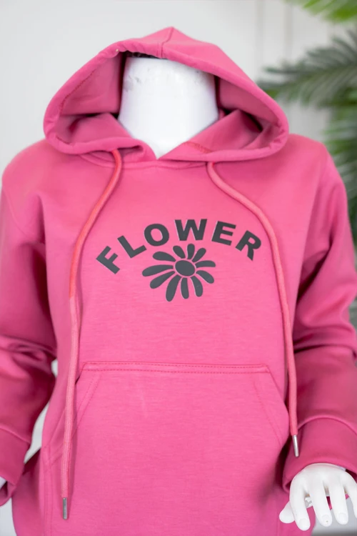 طقم بناتي شتوي قطعتين لون وردي هودي بقبعة متصلة برباط و بجيوب الكنغر و أكمام طويلة مزين بكتابات من الأمام  مع بنطلون طويل برباط في الخصر و جيوب من الجانبين