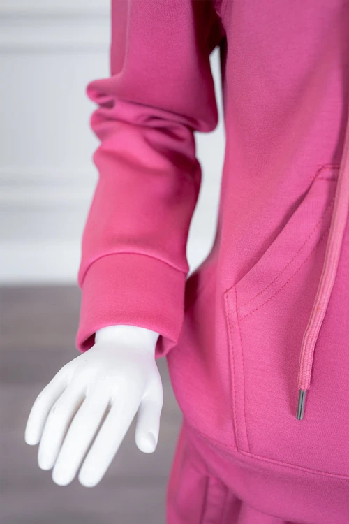 طقم بناتي شتوي قطعتين لون وردي هودي بقبعة متصلة برباط و بجيوب الكنغر و أكمام طويلة مزين بكتابات من الأمام  مع بنطلون طويل برباط في الخصر و جيوب من الجانبين