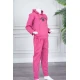 طقم بناتي شتوي قطعتين لون وردي هودي بقبعة متصلة برباط و بجيوب الكنغر و أكمام طويلة مزين بكتابات من الأمام  مع بنطلون طويل برباط في الخصر و جيوب من الجانبين