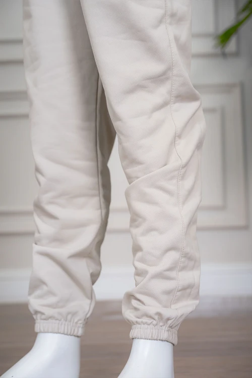 طقم بناتي شتوي قطعتين لون بيج هودي بقبعة متصلة و بأكمام طويلة مزين بطبعة قلوب مع بنطلون طويل