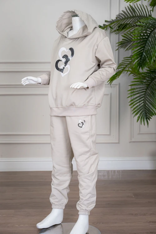 طقم بناتي شتوي قطعتين لون بيج هودي بقبعة متصلة و بأكمام طويلة مزين بطبعة قلوب مع بنطلون طويل