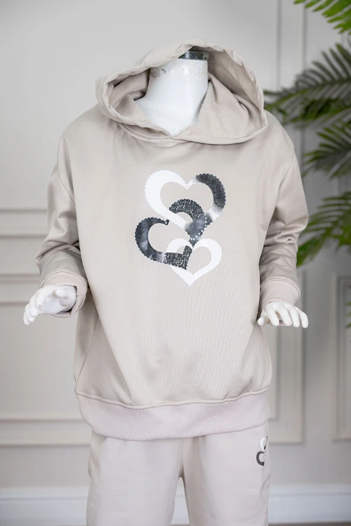 طقم بناتي شتوي قطعتين لون بيج هودي بقبعة متصلة و بأكمام طويلة مزين بطبعة قلوب مع بنطلون طويل