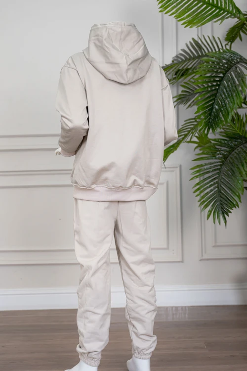 طقم بناتي شتوي قطعتين لون بيج هودي بقبعة متصلة و بأكمام طويلة مزين بطبعة قلوب مع بنطلون طويل