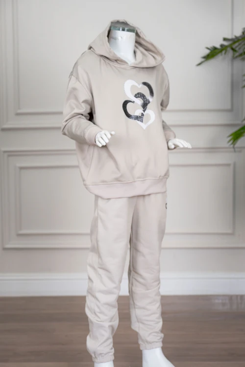 طقم بناتي شتوي قطعتين لون بيج هودي بقبعة متصلة و بأكمام طويلة مزين بطبعة قلوب مع بنطلون طويل