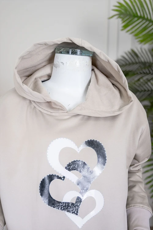 طقم بناتي شتوي قطعتين لون بيج هودي بقبعة متصلة و بأكمام طويلة مزين بطبعة قلوب مع بنطلون طويل