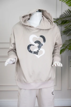 طقم بناتي شتوي قطعتين لون بيج هودي بقبعة متصلة و بأكمام طويلة مزين بطبعة قلوب مع بنطلون طويل 