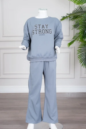 طقم بناتي شتوي قطعتين لون أزرق فاتح بلوزة بياقة دائرية و أكمام طويلة مع بنطلون طويل برباط في الخصر و جيوب من الجانبين