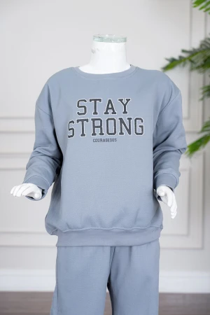 طقم بناتي شتوي قطعتين لون أزرق فاتح بلوزة بياقة دائرية و أكمام طويلة مع بنطلون طويل برباط في الخصر و جيوب من الجانبين