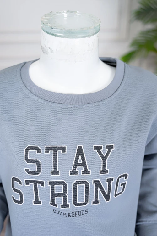 طقم بناتي شتوي قطعتين لون أزرق فاتح بلوزة بياقة دائرية و أكمام طويلة مع بنطلون طويل برباط في الخصر و جيوب من الجانبين