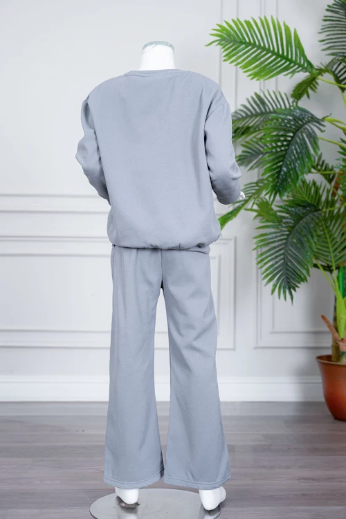 طقم بناتي شتوي قطعتين لون أزرق فاتح بلوزة بياقة دائرية و أكمام طويلة مع بنطلون طويل برباط في الخصر و جيوب من الجانبين