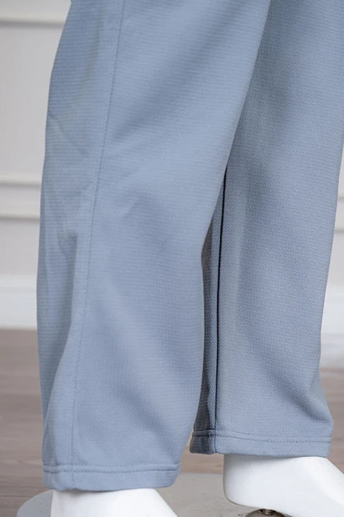 طقم بناتي شتوي قطعتين لون أزرق فاتح بلوزة بياقة دائرية و أكمام طويلة مع بنطلون طويل برباط في الخصر و جيوب من الجانبين