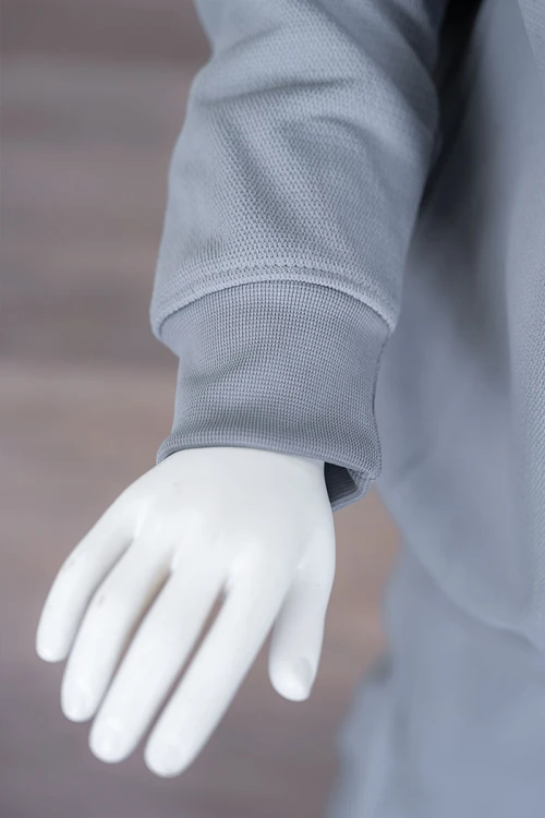 طقم بناتي شتوي قطعتين لون أزرق فاتح بلوزة بياقة دائرية و أكمام طويلة مع بنطلون طويل برباط في الخصر و جيوب من الجانبين