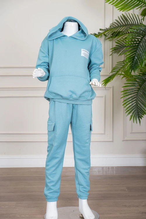 طقم بناتي شتوي قطعتين لون تركواز هودي بقبعة متصلة و بجيوب الكنغر و أكمام طويلة مع بنطلون طويل بجيوب من الجانبين