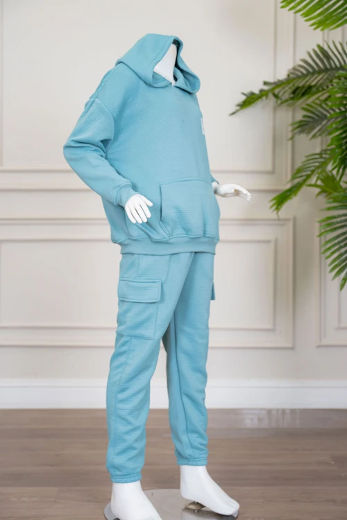 طقم بناتي شتوي قطعتين لون تركواز هودي بقبعة متصلة و بجيوب الكنغر و أكمام طويلة مع بنطلون طويل بجيوب من الجانبين
