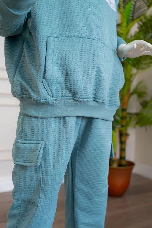 طقم بناتي شتوي قطعتين لون تركواز هودي بقبعة متصلة و بجيوب الكنغر و أكمام طويلة مع بنطلون طويل بجيوب من الجانبين