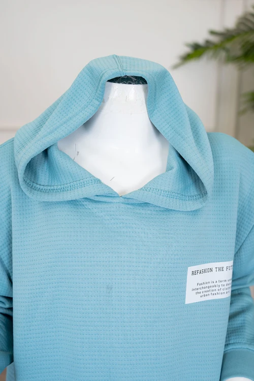 طقم بناتي شتوي قطعتين لون تركواز هودي بقبعة متصلة و بجيوب الكنغر و أكمام طويلة مع بنطلون طويل بجيوب من الجانبين