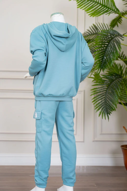 طقم بناتي شتوي قطعتين لون تركواز هودي بقبعة متصلة و بجيوب الكنغر و أكمام طويلة مع بنطلون طويل بجيوب من الجانبين