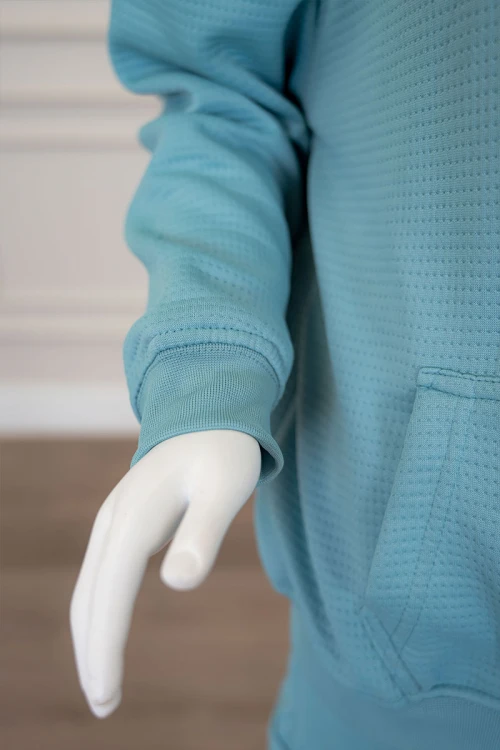 طقم بناتي شتوي قطعتين لون تركواز هودي بقبعة متصلة و بجيوب الكنغر و أكمام طويلة مع بنطلون طويل بجيوب من الجانبين