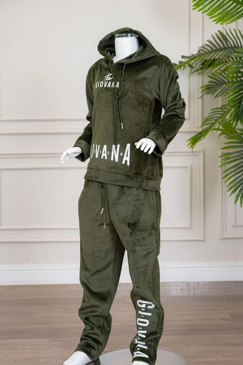 طقم بناتي شتوي قطعتين لون زيتي هودي بقبعة متصلة برباط و أكمام طويلة مزين بكتابات باللون الأبيض مع بنطلون طويل برباط في الخصر و جيوب من الجانبين
