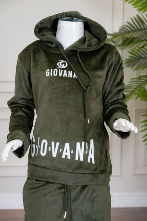 طقم بناتي شتوي قطعتين لون زيتي هودي بقبعة متصلة برباط و أكمام طويلة مزين بكتابات باللون الأبيض مع بنطلون طويل برباط في الخصر و جيوب من الجانبين
