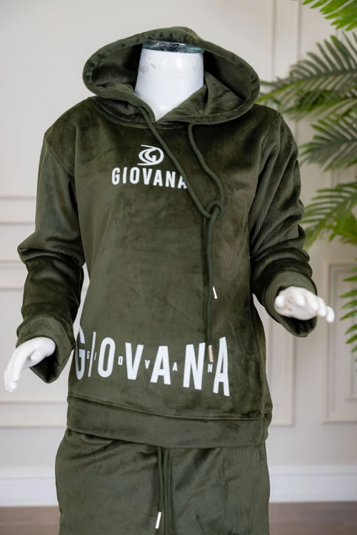 طقم بناتي شتوي قطعتين لون زيتي هودي بقبعة متصلة برباط و أكمام طويلة مزين بكتابات باللون الأبيض مع بنطلون طويل برباط في الخصر و جيوب من الجانبين