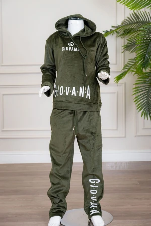 طقم بناتي شتوي قطعتين لون زيتي هودي بقبعة متصلة برباط و أكمام طويلة مزين بكتابات باللون الأبيض مع بنطلون طويل برباط في الخصر و جيوب من الجانبين