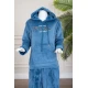 بيجاما بناتي شتوي قطعتين لون أزرق هودي بقبعة متصلة برباط و بجيوب الكنغر و أكمام طويلة مزين بكتابات من الأمام مع بنطلون طويل برباط في الخصر و جيوب من الجانبين