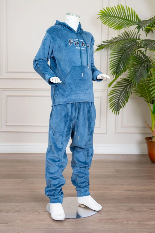 بيجاما بناتي شتوي قطعتين لون أزرق هودي بقبعة متصلة برباط و بجيوب الكنغر و أكمام طويلة مزين بكتابات من الأمام مع بنطلون طويل برباط في الخصر و جيوب من الجانبين