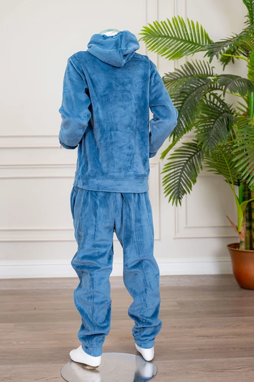 بيجاما بناتي شتوي قطعتين لون أزرق هودي بقبعة متصلة برباط و بجيوب الكنغر و أكمام طويلة مزين بكتابات من الأمام مع بنطلون طويل برباط في الخصر و جيوب من الجانبين