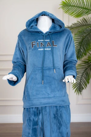 بيجاما بناتي شتوي قطعتين لون أزرق هودي بقبعة متصلة برباط و بجيوب الكنغر و أكمام طويلة مزين بكتابات من الأمام مع بنطلون طويل برباط في الخصر و جيوب من الجانبين